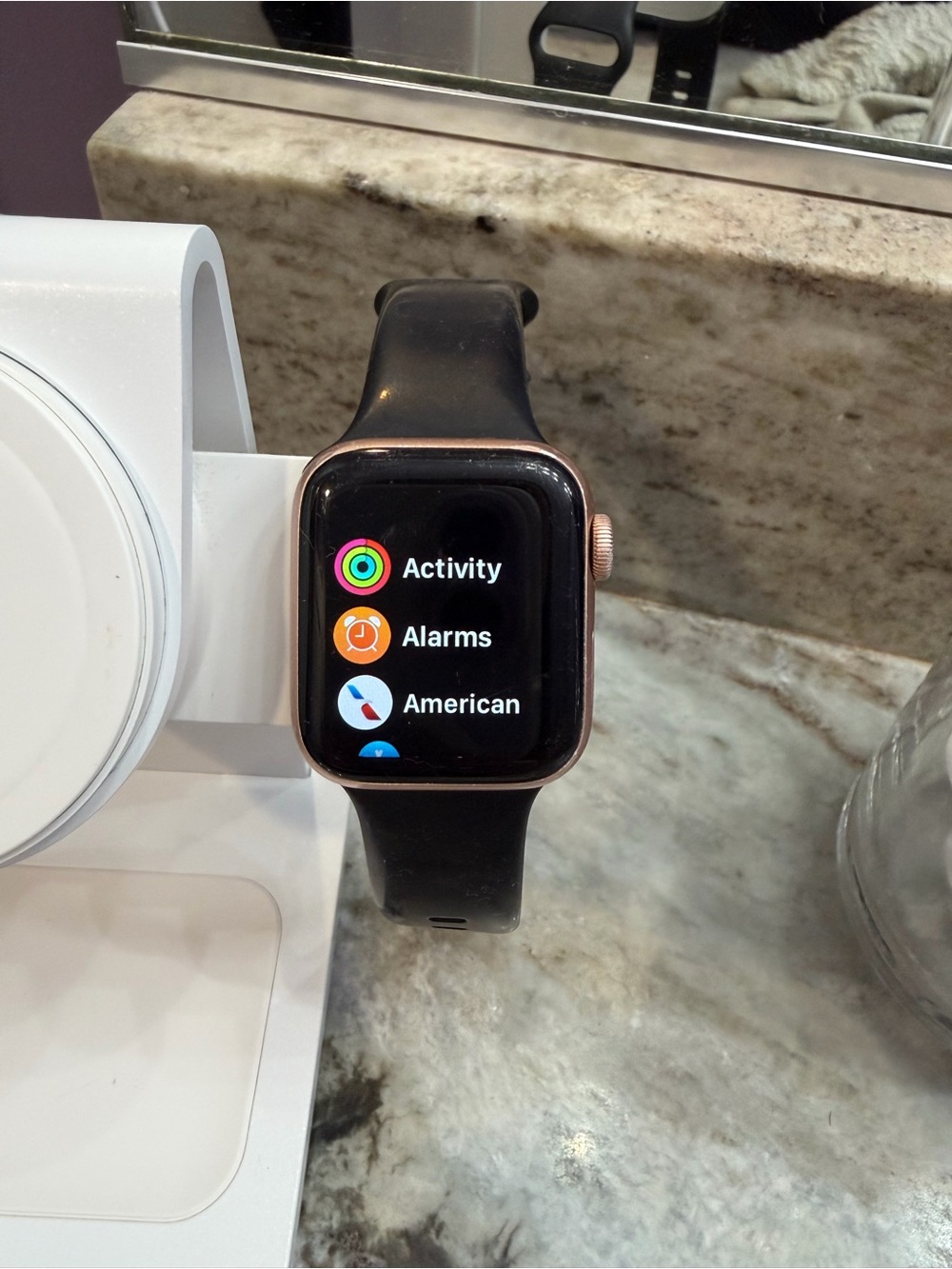 Apple Watch SE 40mm + 2 chargers + many bands
